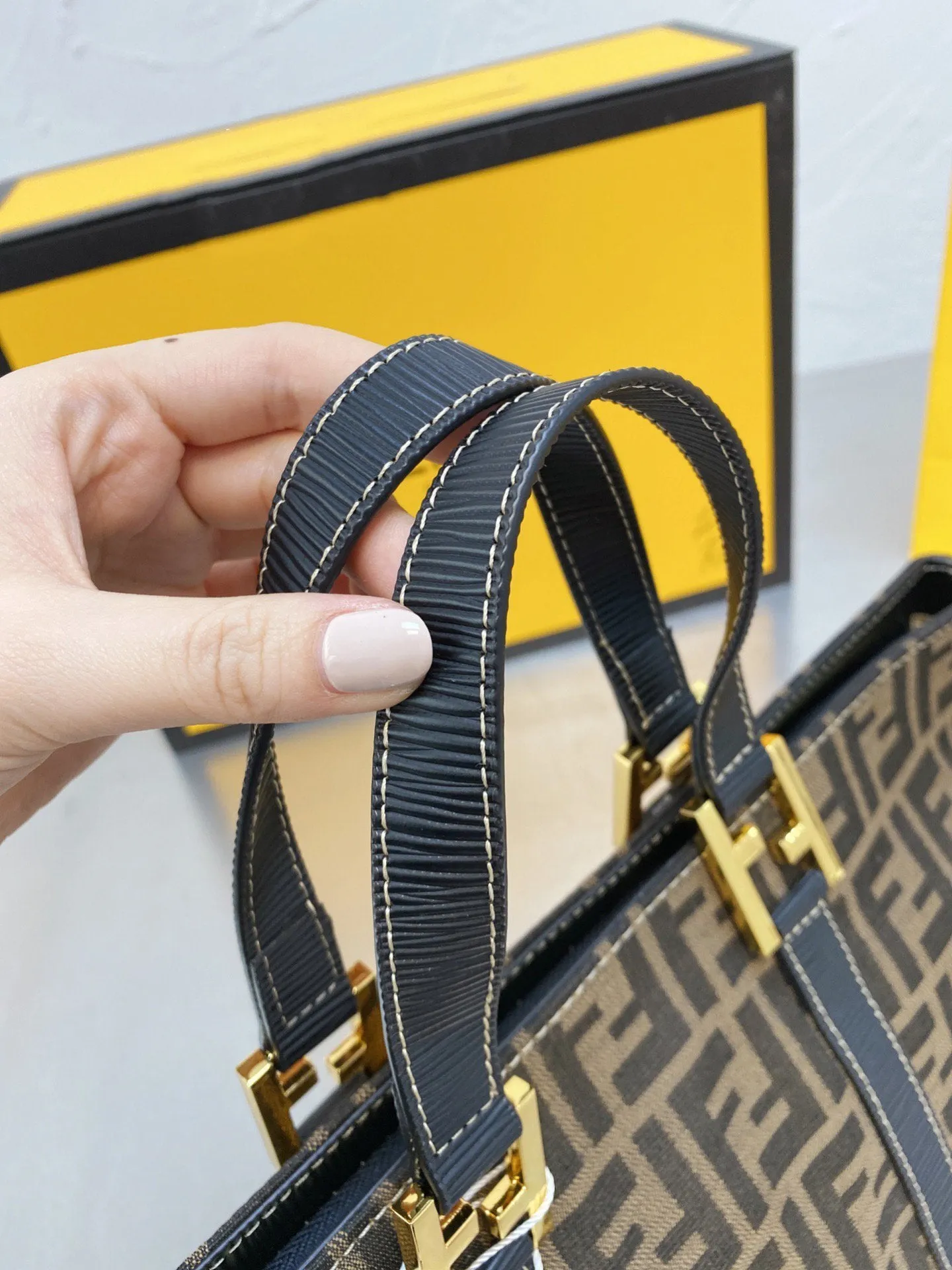 EN   Designer bags by Fendi 104