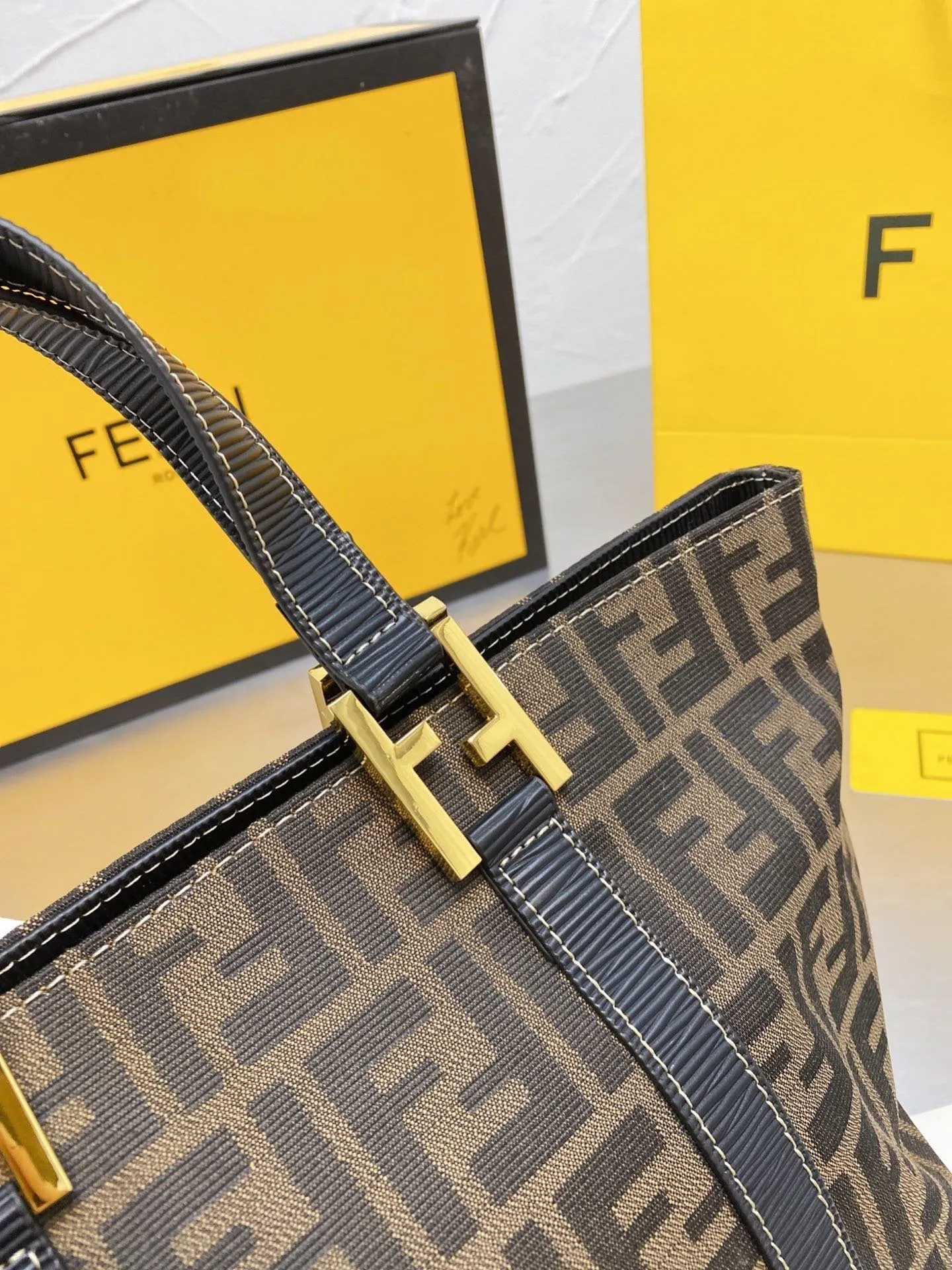 EN   Designer bags by Fendi 104