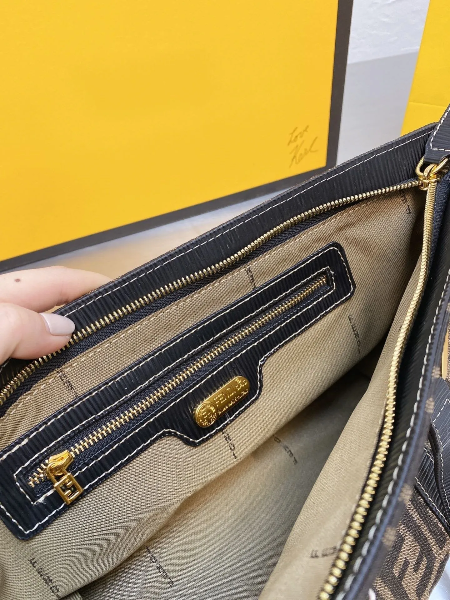 EN   Designer bags by Fendi 104